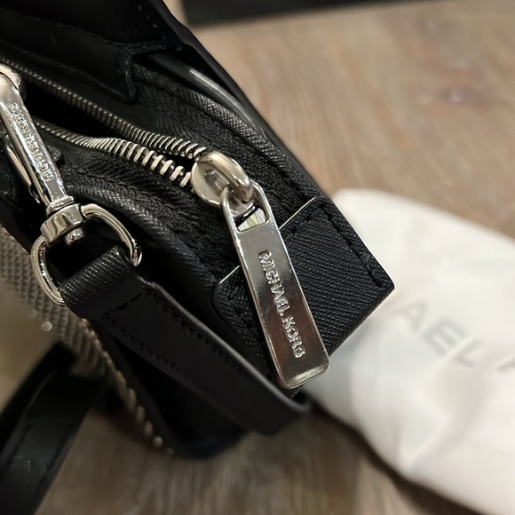 Micheal Kors studded shoulder bag - Picture 5 of 7